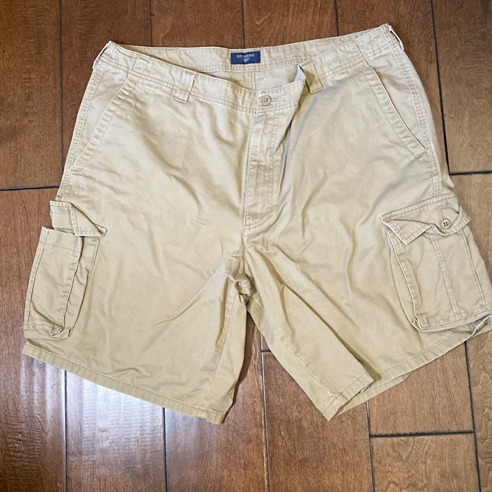 EUC- MEN'S VINTAGE DOCKERS CARGO SHORTS - Size 40